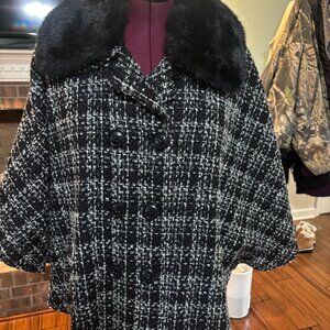 LANE BRYANT LADIES PLUS SIZE CAPE COAT SIZE 22/24- FUR COLLAR BLACK/WHITE TWEED